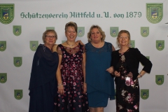 Die Königin mit Damenbegleitung